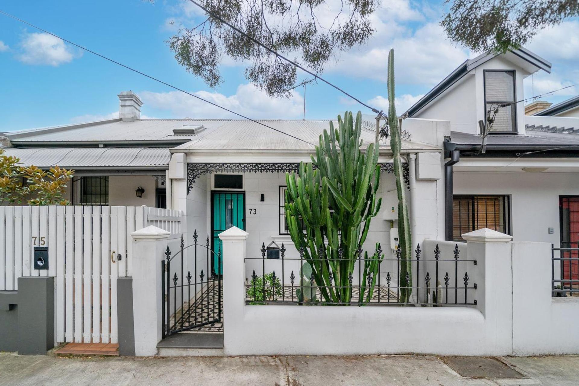 Homestay Cozy 3br W Relaxing Outdoor In Prime Location Sydney