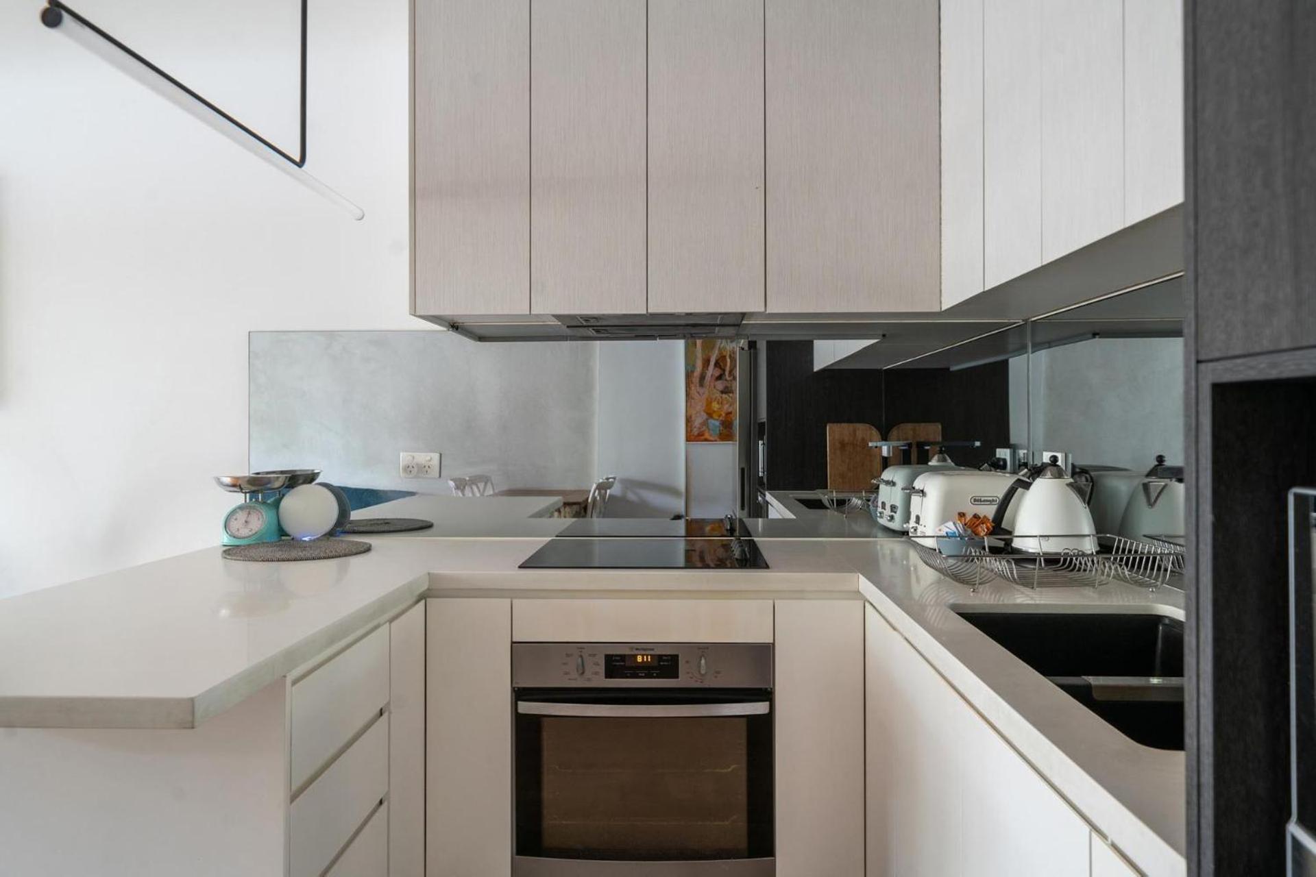Cozy 3br W Relaxing Outdoor In Prime Location * Sydney